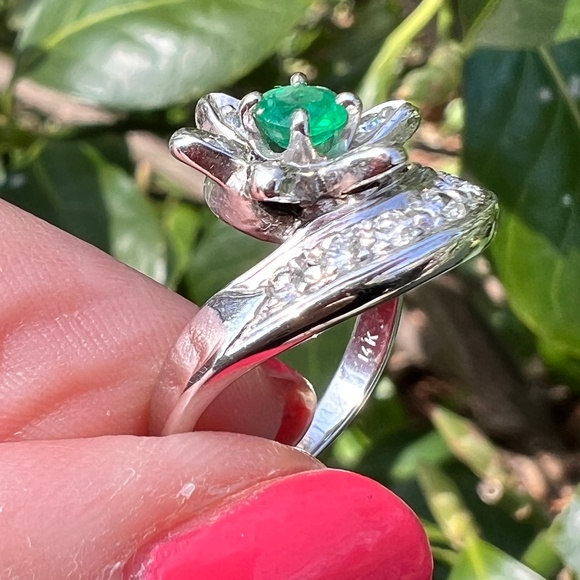 VINTAGE 14K WHITE GOOD EMERALD & DIAMOND FLOWER COCKTAIL RING FABULOUS FEMININE - Picture 13 of 16
